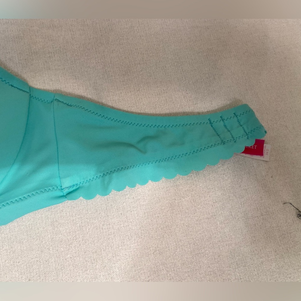 Victoria’s Secret halter bikini top size 34D - Picture 9 of 14